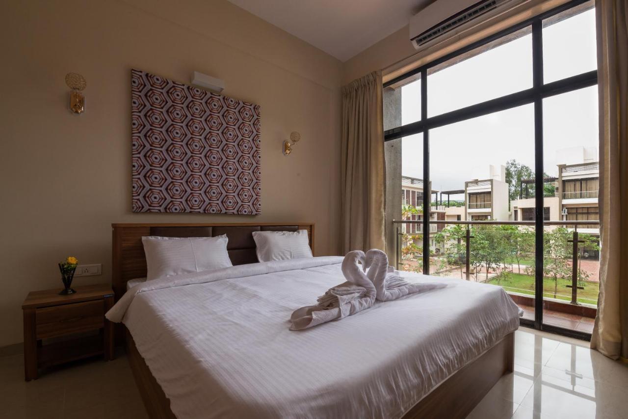 Stayvista'S Greenwoods Villa 10 - City-Center Villa With Private Pool, Terrace, Lift & Carrom Board Lonavala Luaran gambar